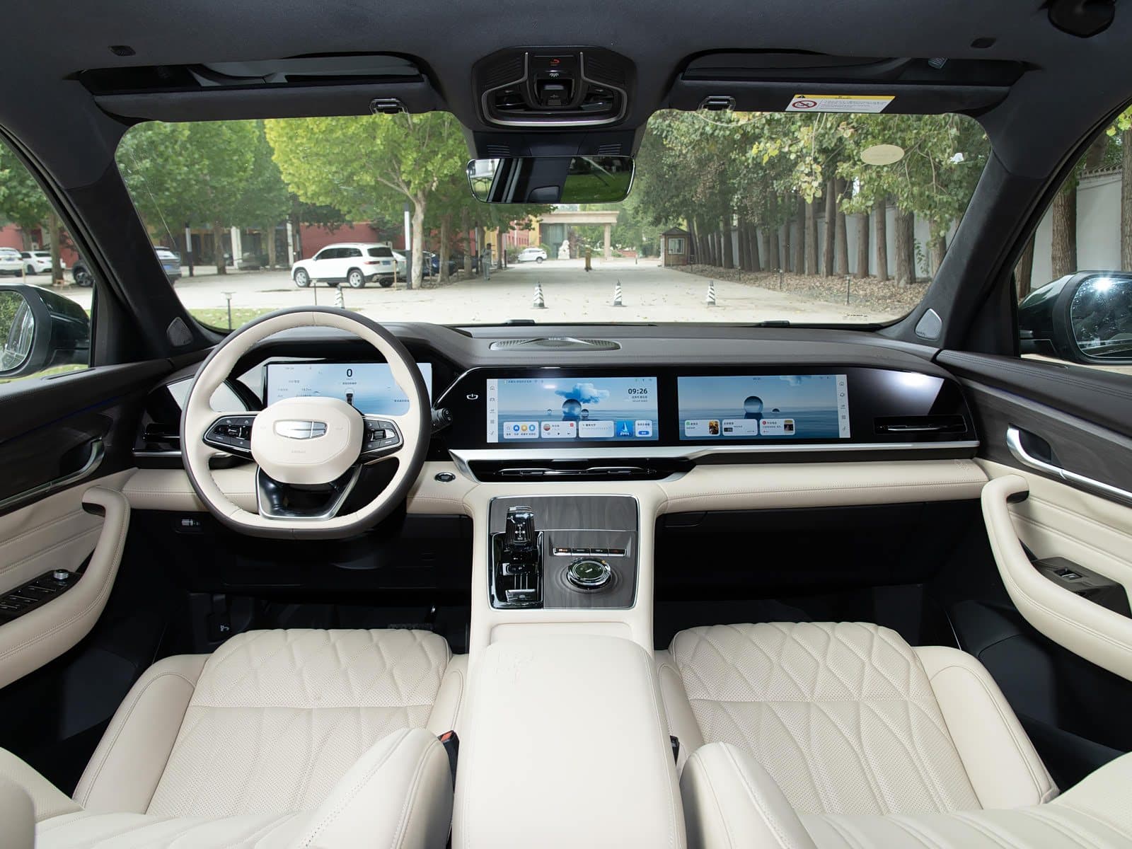 2025 Geely Monjaro L interior with apricot-coloured upholstery
