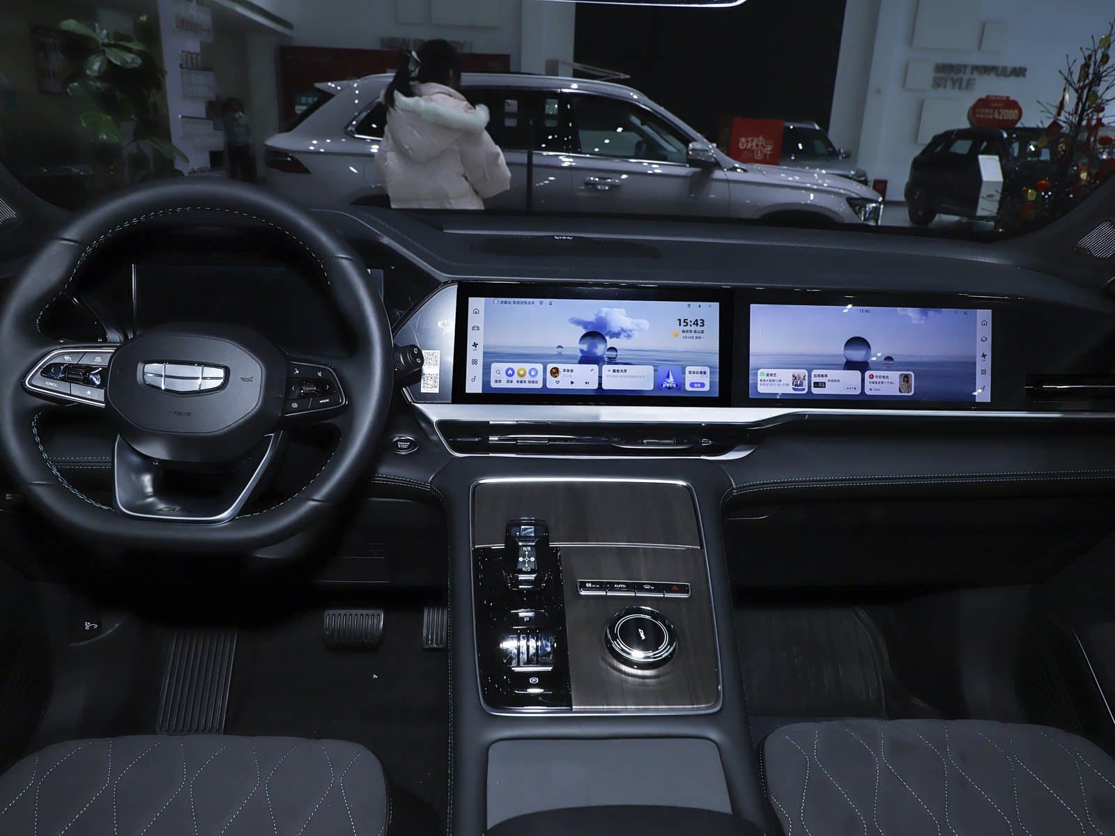 2025 Geely Monjaro L dashboard with dual widescreen displays